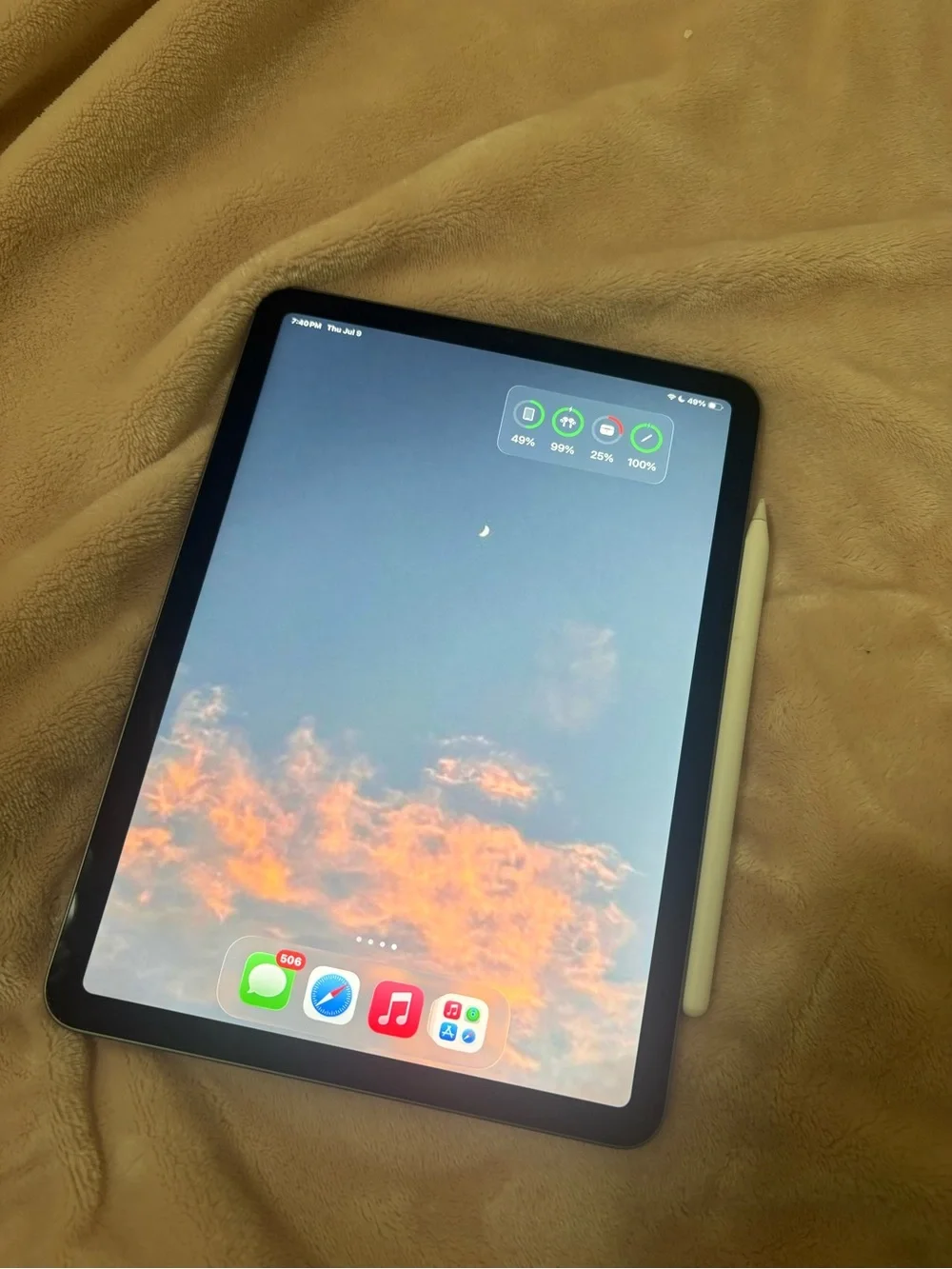 Apple iPad in Space Gray with White Apple Pencil (Magnetic Attached)